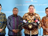 Menteri Koordinator Perekonomian (Menko Perekonomian) Airlangga Hartarto (dua dari kanan) saat konferensi pers usai rapat dengan presiden Prabowo di Istana Negara, Jakarta, Kamis (21/5/2026). Foto: Istimewa